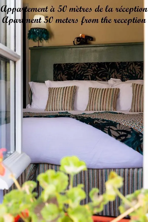 Le Clos Violette Et Le 11 D'Aglae - Hotel De Charme Design De Luxe L'Isle-sur-la-Sorgue 0*,
